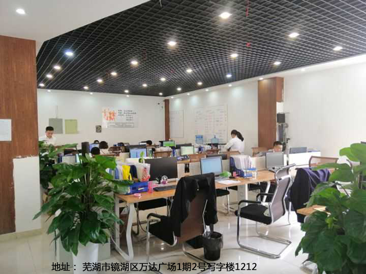 地址：蕪湖市鏡湖區(qū)萬達廣場1期2號寫字樓1212 tell:①⑧⑥⑤⑤③⑥③⑥⑧⑨ 陳穎（18655363689-13275533817） 官網(wǎng):http://aiyingle-hk.com/ 1.建筑業(yè)資質(zhì)，總包12項，專包36項 （建筑，市政，機電，公路，水利，通信，鋼結(jié)構(gòu)，電力，環(huán)保，機電安裝，地基，消防，裝飾裝修，鋼結(jié)構(gòu)，電子智能化，幕墻，城市及道路照明，地基基礎(chǔ)，模板腳手架，勞務(wù)等） 2.資質(zhì)維護托管； 3.安全生產(chǎn)許可證新辦延期； 4.資質(zhì)變更；增項，升級。 5.資質(zhì)轉(zhuǎn)讓； 6.辦理三類人員過期延期； 7.建委特種工辦理 申報建筑勞務(wù)資質(zhì)，必須配置相關(guān)的人員，包括技術(shù)負責人、技工和九大員等。 （1）技術(shù)負責人：1名，2萬左右。 （2）技術(shù)工人：50名，3萬左右（600/人）。 （3）九大員：5名，1萬左右（2000/人）。 總之，企業(yè)人員費用，必須重視，建筑施工人員社保費也是由資質(zhì)代辦公司代為辦理的。為施工人員辦理半年或者一年的社會保險。每個申報人員都要購買社保，合計4萬左右（800/人）。91資質(zhì)管家小編提醒大家，現(xiàn)在社保查得越來越嚴了，如果要辦得盡快了。時間對這樣的朋友來說，簡直太重要了，不允許有半點的拖沓，否則，將損失更多。 